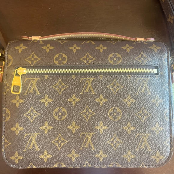 Louis Vuitton Monogram Pochette Metis - Picture 2 of 5
